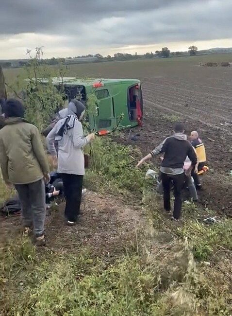 Son dakika haberleri...Çanakkale'nin Biga ilçesinde bir yolcu otobüsü devrildi. Kazada