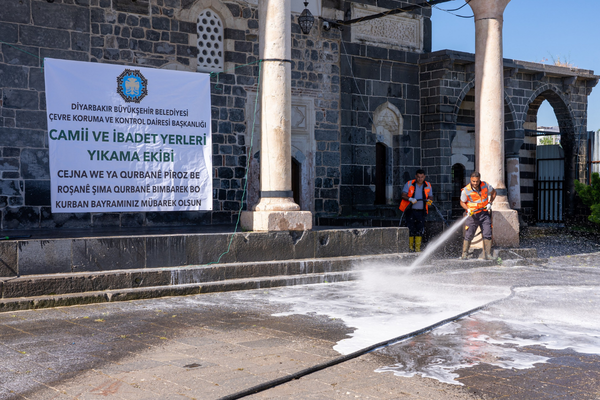 Diyarbakır Büyükşehir Belediyesi, Kurban Bayramı öncesi kent genelindeki ibadethanelerde temizlik