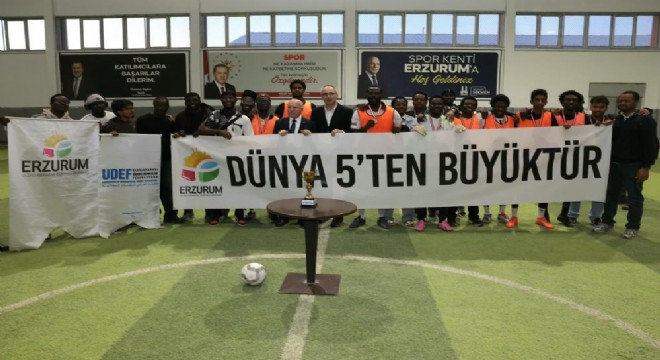 Büyükşehir Belediye Başkanı Mehmet Sekmen, kentte öğrenim gören uluslararası öğrencilerin
