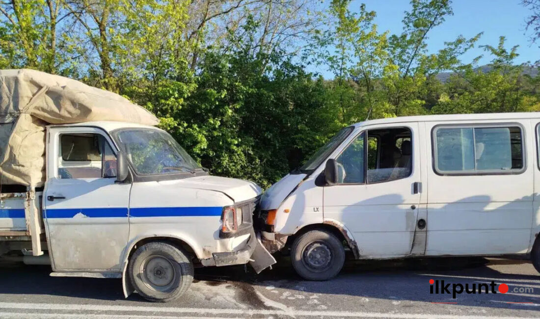 Bilecik'in Osmaneli ilçesinde 2 araç kafa kafaya çarpıştı. Kazada yaralanan