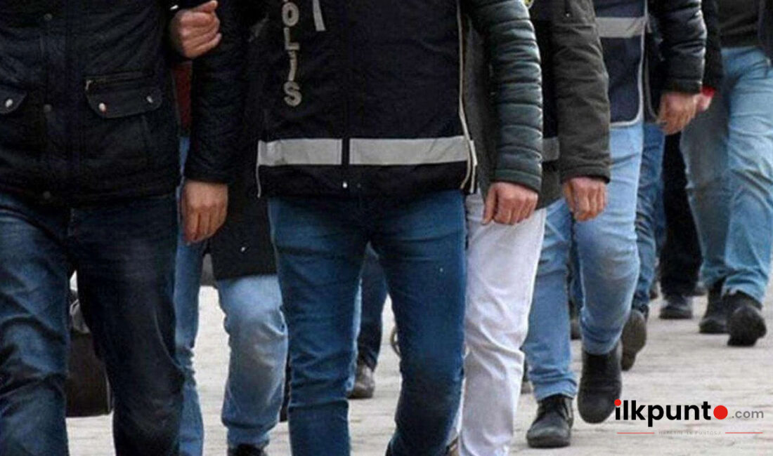 İzmir’de FETÖ/PDY’ye yönelik yapılan operasyonda, örgütün hücre evlerinde saklandıkları tespit