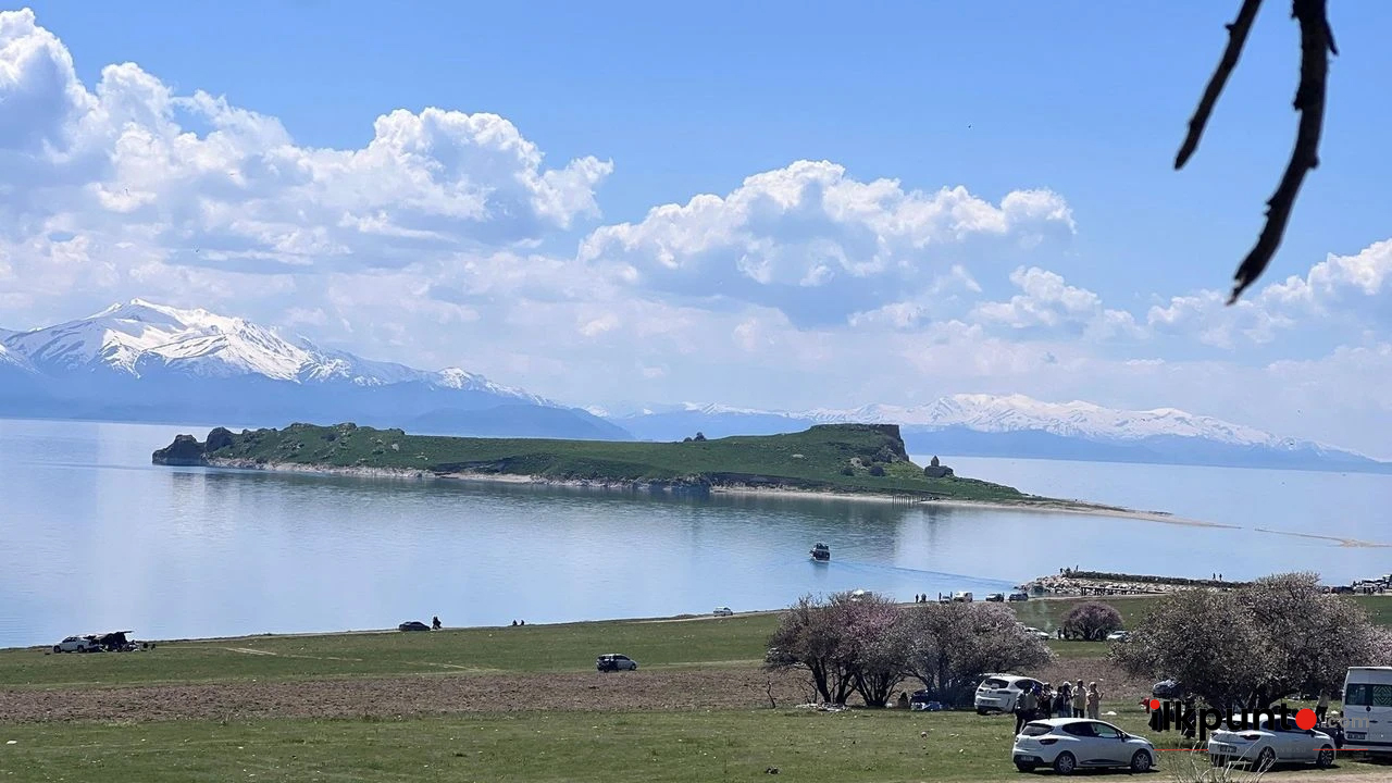 Vangölü Aktivistleri, Van Gölü’ndeki Çarpanak Adası’nda kuşların üreme alanlarının tahrip