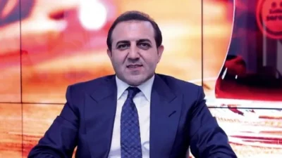 Abdullah Kavukcu, 1973’de Erzincan’da dünyaya geldi. İlkokulu ve ortaokulu Erzincan’da