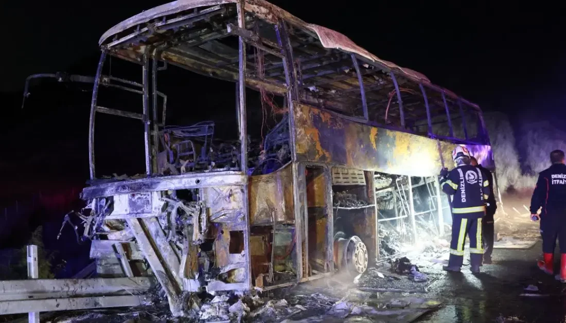 Denizli’nin Sarayköy ilçesinde meydana gelen trafik kazasında yolcu otobüsünün bariyerlere