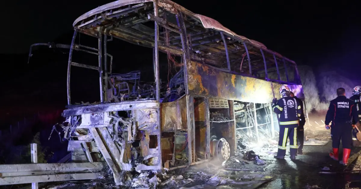 Denizli’nin Sarayköy ilçesinde meydana gelen trafik kazasında yolcu otobüsünün bariyerlere