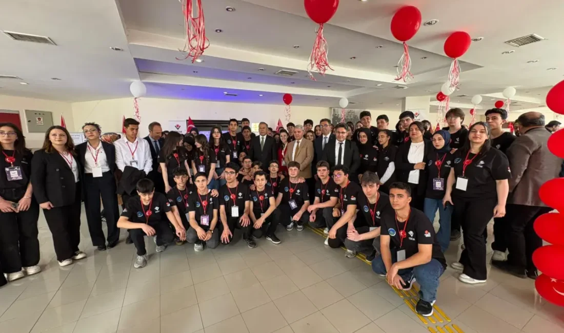Erzurum Lisesi’nde TÜBİTAK desteğiyle düzenlenen 4006-B Bilim Fuarı’nda öğrenciler tarafından