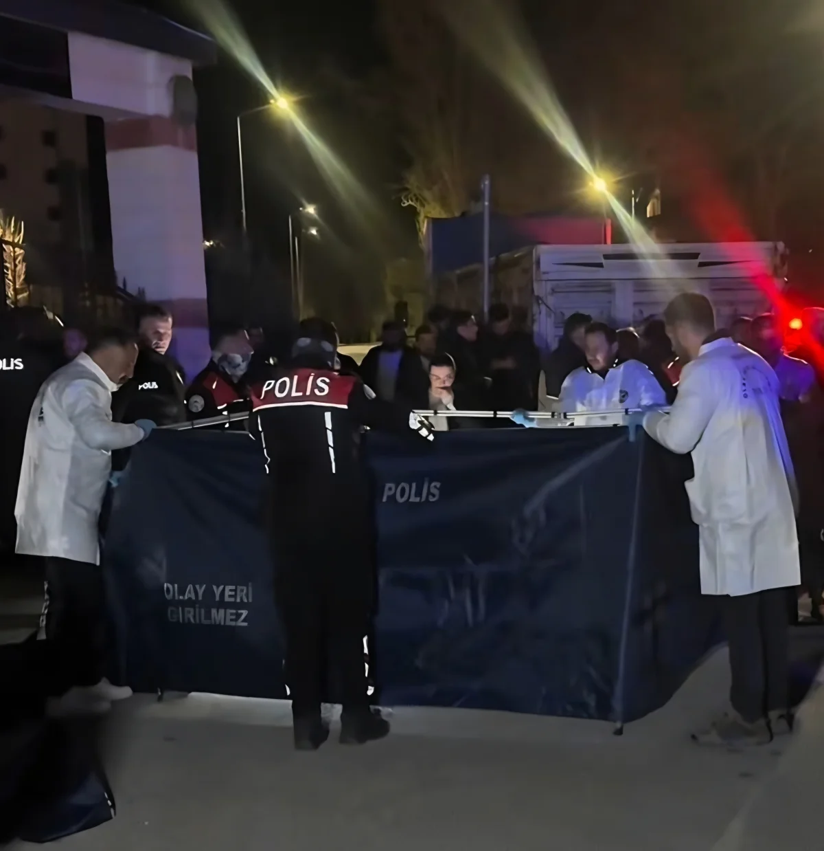 Erzurum Yakutiye’de gece saatlerinde cami önünde hareketsiz halde bulunan erkek
