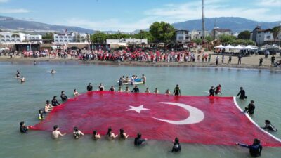 Arsuz'da 19 Mayıs kutlamaları çerçevesinde 138 m²'lik Türk bayrağı denizde