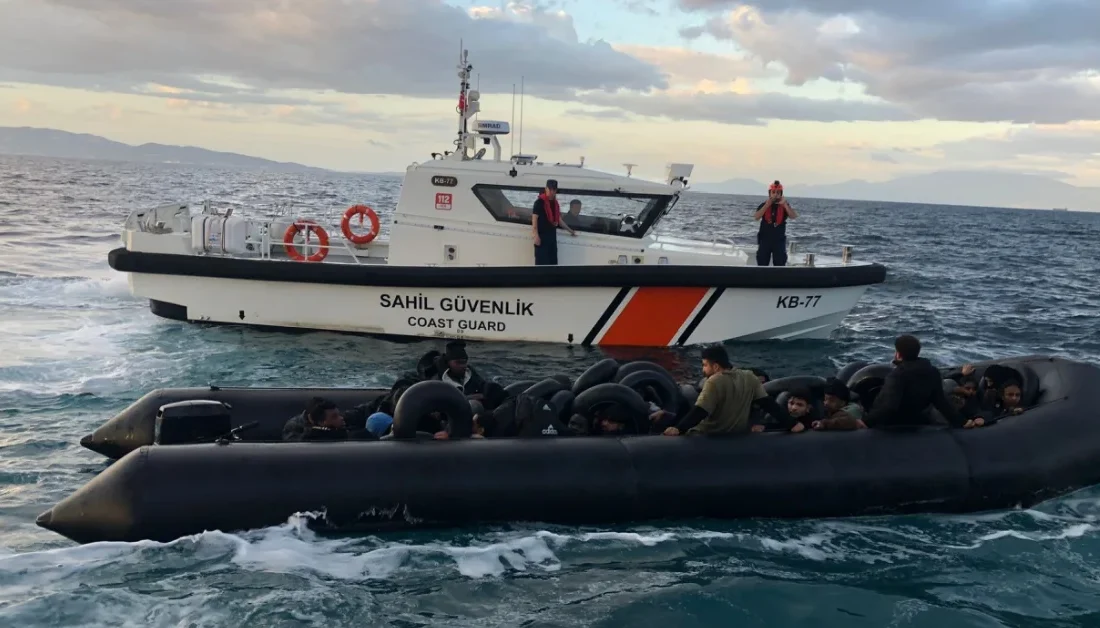 İzmir’in Karaburun ve Dikili ilçeleri açıklarında gerçekleştirilen operasyonlarda toplam 74