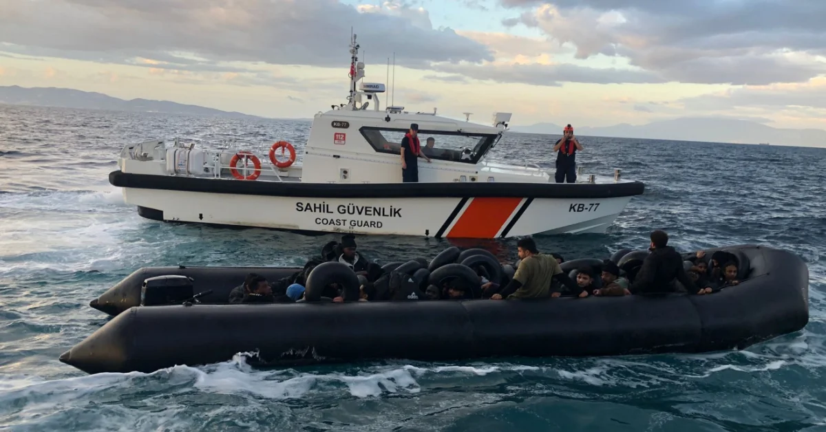İzmir’in Karaburun ve Dikili ilçeleri açıklarında gerçekleştirilen operasyonlarda toplam 74