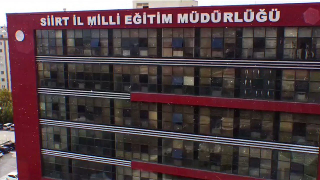 Siirt’te veli ve öğrenciler Siirt İl Milli Eğitim Müdürlüğü'nün iletişim