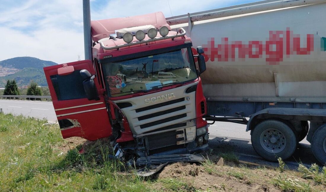 Manisa'nın Kırkağaç ilçesinde kontrolsüz yola çıkan elektrikli bisiklete TIR çarptı,