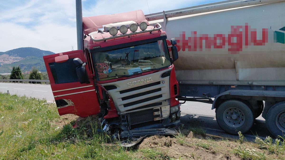 Manisa'nın Kırkağaç ilçesinde kontrolsüz yola çıkan elektrikli bisiklete TIR çarptı,