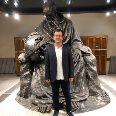 Yılmaz Akay, yaklaşık 30 yıllık bankacılık deneyimine sahip, emekli bir