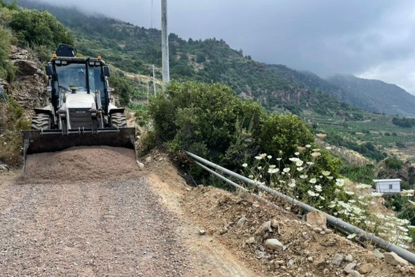 Gazipaşa Belediyesi, Zeytinada Mahallesi’nde yürüttüğü yol çalışmaları kapsamında 3 kilometrelik