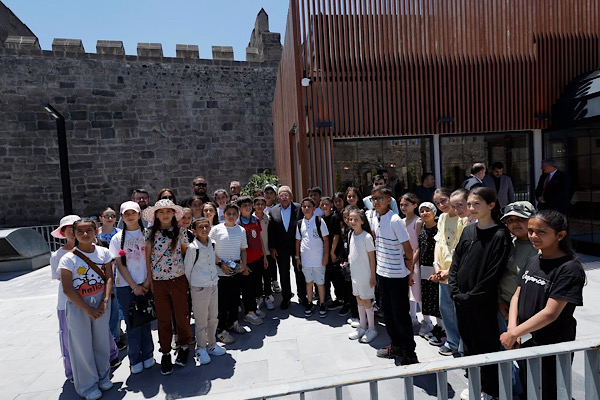 Kayseri Büyükşehir Belediye Başkanı Memduh Büyükkılıç, Kayseri Kalesi'ni ziyaret ederek