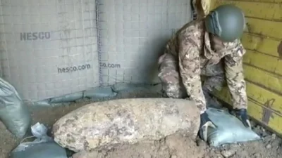 Endonezya'nın Papua bölgesindeki bir balıkçı köyünde, II. Dünya Savaşı'ndan kalma