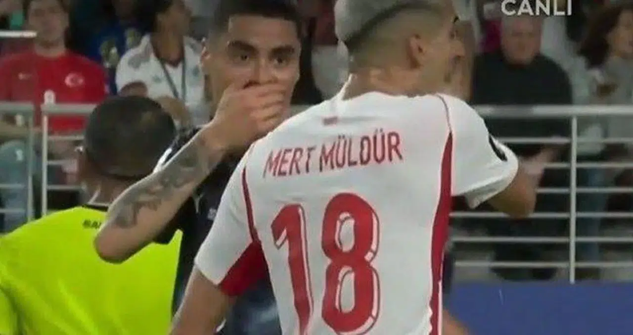 Türkiye ile Paraguay arasında oynanan maçta Almiron'un kırmızı kart görmesi
