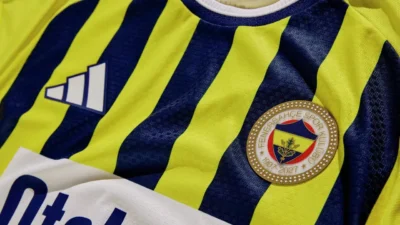 Fenerbahçe, 2026-2027 sezonuna ait yeni formalarını tanıttı. Fenerium, merakla beklenen