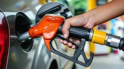 Küresel petrol fiyatlarındaki gerilemenin ardından akaryakıt piyasasında yeni bir indirim