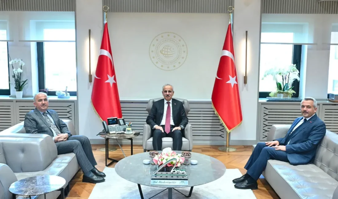 Ulaştırma ve Altyapı Bakanı Abdulkadir Uraloğlu, Rize Valisi İhsan Selim