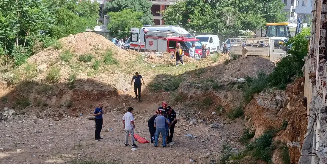 Battalgazi Belediyesi Zabıta Müdürlüğü ekipleri, İpek Caddesi'ndeki semt pazarı yanında