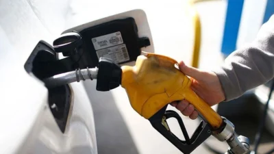 Akaryakıt fiyatlarında bir süredir petrol fiyatında sert düşüşe rağmen indirim