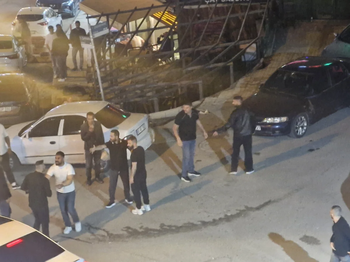 Erzurum Çaykara Caddesi'nde bulunan Atatürk Evi önünde iki grup arasında