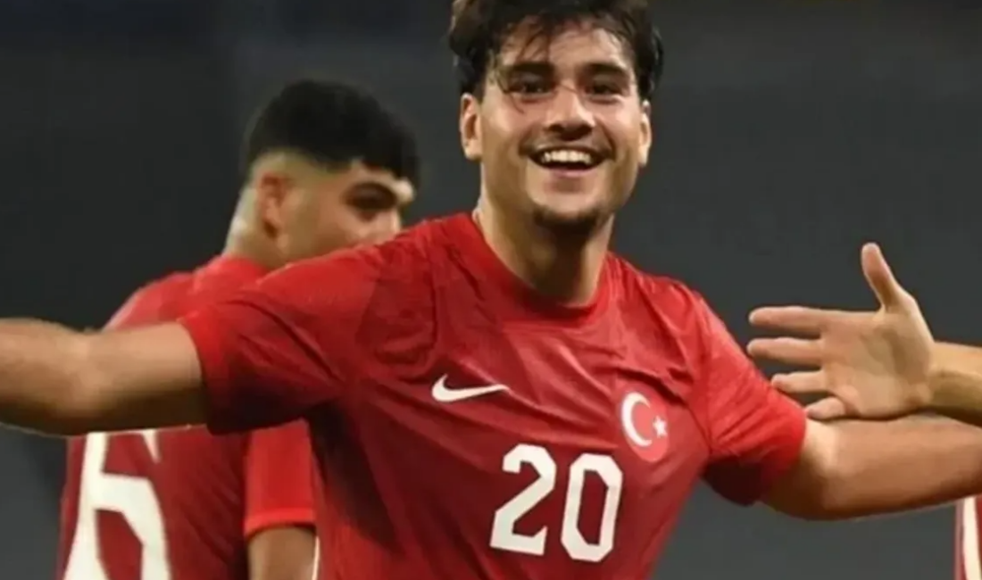 Danimarka’da yetişen genç oyuncu sahaya çıktığında ilk dikkat çeken detaylardan