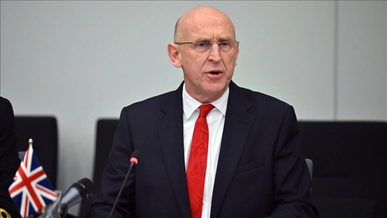 İngiltere Savunma Bakanı John Healey, savunma bütçesi ile ilgili Başbakan