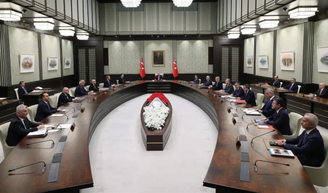 Cumhurbaşkanı Recep Tayyip Erdoğan'ın başkanlığında gerçekleşen Cumhurbaşkanlığı Kabinesi toplantısı başladı.
