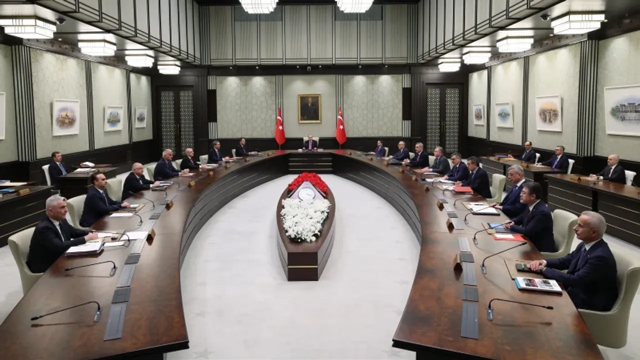 Cumhurbaşkanı Recep Tayyip Erdoğan'ın başkanlığında gerçekleşen Cumhurbaşkanlığı Kabinesi toplantısı başladı.
