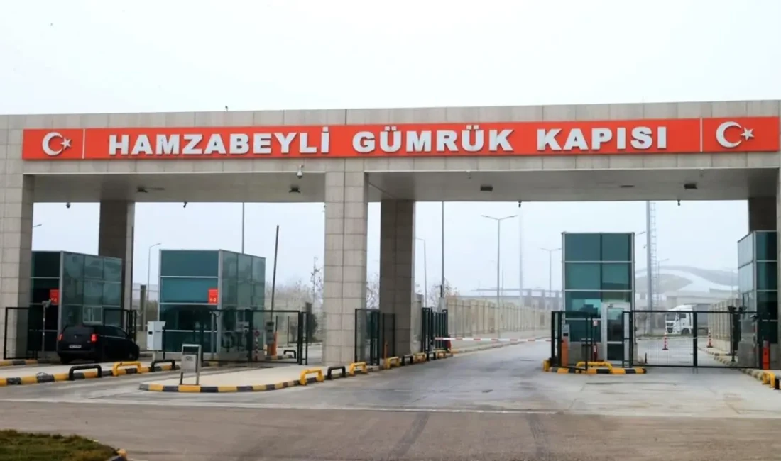 Hamzabeyli Sınır Kapısı'ndan yurt dışına çıkmak üzere bekleyen tır sürücüleri,