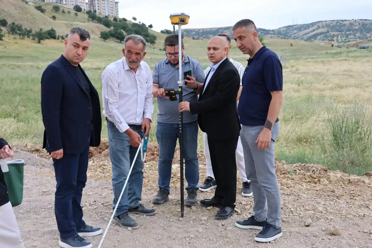 Kırıkkale Belediyesi, Yuva Mahallesi TOKİ bölgesinde devam eden yol yapım