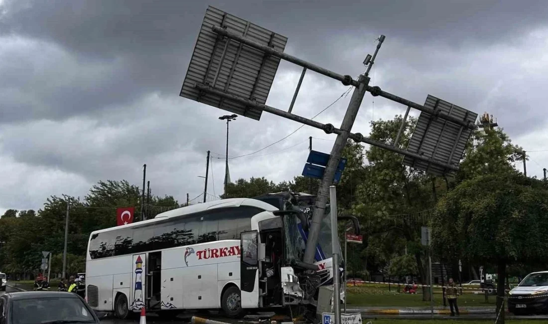 İstanbul'un Eyüpsultan ilçesinde şehirler arası yolcu otobüsü ile otomobilin karıştığı