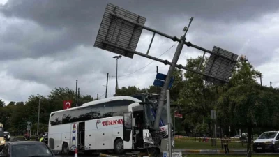 İstanbul'un Eyüpsultan ilçesinde şehirler arası yolcu otobüsü ile otomobilin karıştığı