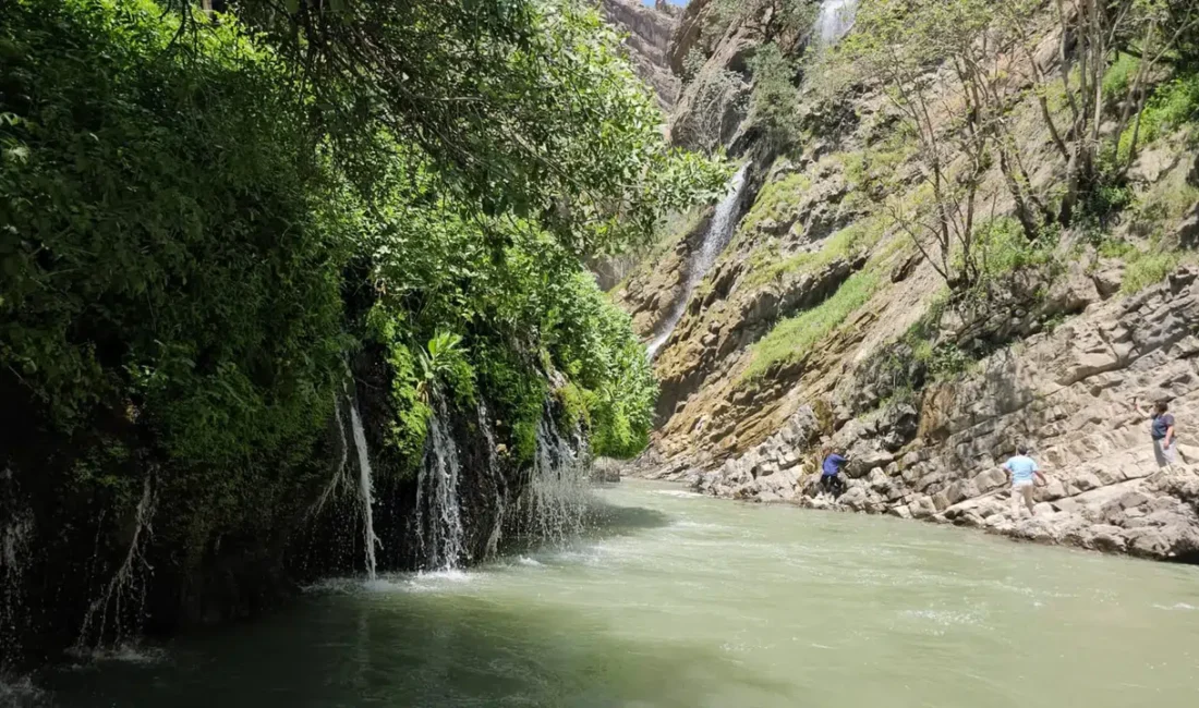 Hakkari'nin Kaval Şelalesi, artan sıcaklıklarla birlikte serinlemek isteyenlerin gözdesi haline