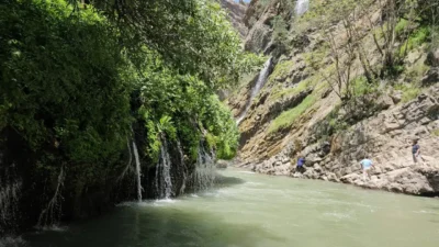Hakkari'nin Kaval Şelalesi, artan sıcaklıklarla birlikte serinlemek isteyenlerin gözdesi haline