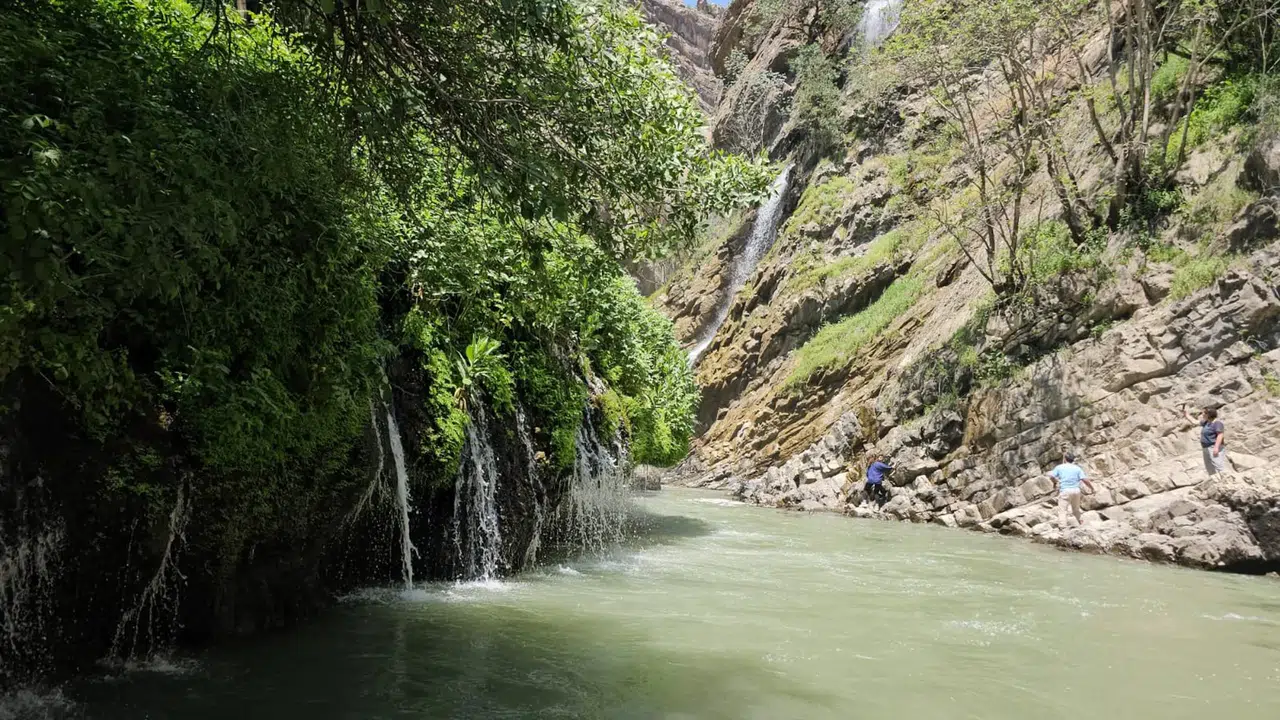 Hakkari'nin Kaval Şelalesi, artan sıcaklıklarla birlikte serinlemek isteyenlerin gözdesi haline