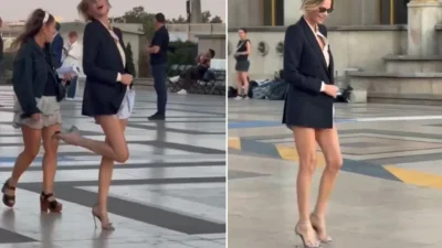Charlize Theron, Paris'te düzenlenen "The Odyssey" basın buluşmasında tercih ettiği