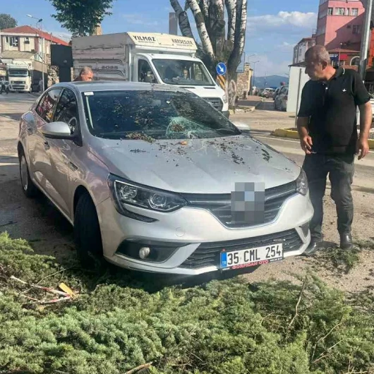 Eğirdir ilçe merkezinde öğle saatlerinde etkisini artıran kuvvetli rüzgâr, bir