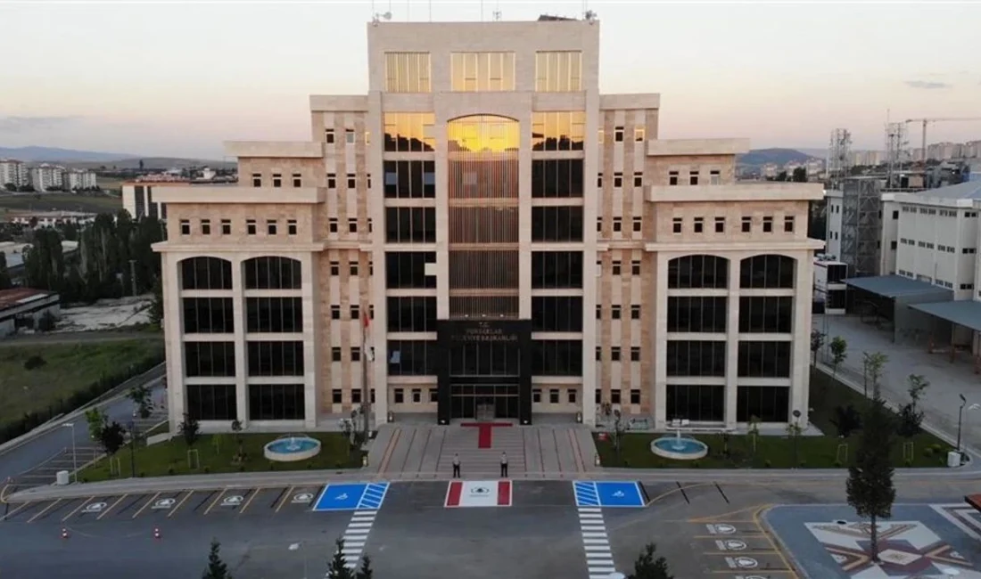 Ankara Pursaklar'da yıllarca belediye hizmet binası olarak kullanılan ve depreme