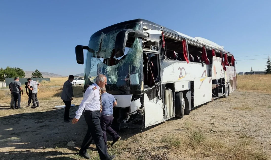 Kütahya-Afyonkarahisar kara yolunda meydana gelen trafik kazasında bir yolcu otobüsü