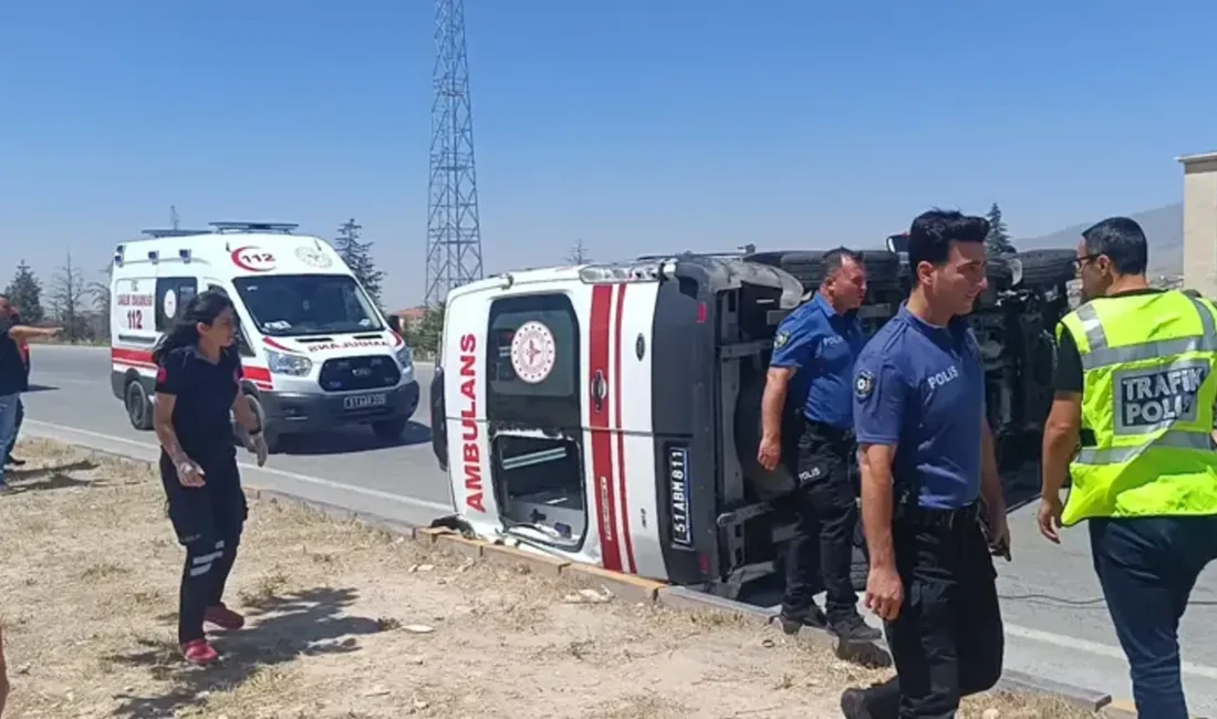 Niğde'de otomobil ile ambulansın kavşakta çarpıştığı kazada 3'ü sağlık çalışanı,