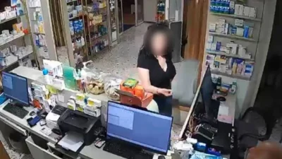 Mersin’de bir eczanada iş yeri sahibini darbederek raflardaki tıbbi ilaçları