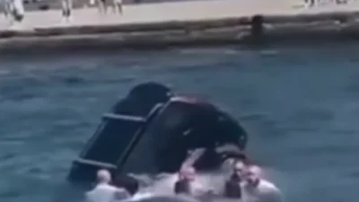 İtalya'nın kuzeydoğusundaki Trieste kentinde aracıyla denize düşen sürücü, olay yerinde