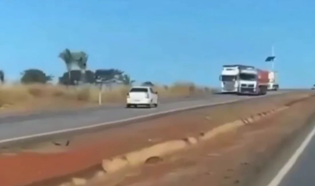 Karayolunda ters yönde ilerleyen otomobil, karşıdan gelen iki TIR'la çarpıştı.