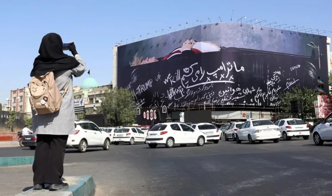 İran'ın başkenti Tahran'da bulunan İnkılap Meydanı'ndaki duvara ABD Başkanı Donald