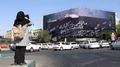 İran'ın başkenti Tahran'da bulunan İnkılap Meydanı'ndaki duvara ABD Başkanı Donald