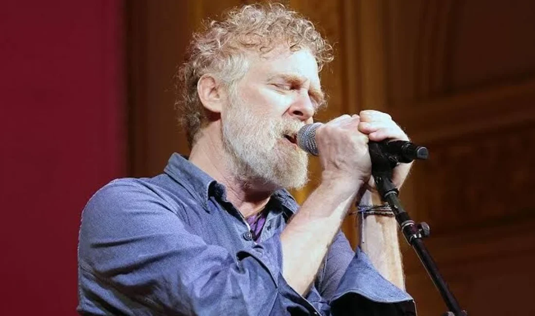 Dublin sokaklarında sokak müzisyenliğinden Oscar ödülüne uzanan hayatıyla tanınan İrlandalı